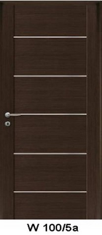 Ciemnobrązowe skrzydło bezprzylgowe z drewnopodobną fakturą i poziomymi, metalowymi intarsjami, widoczna klamka ze srebrnego metalu.